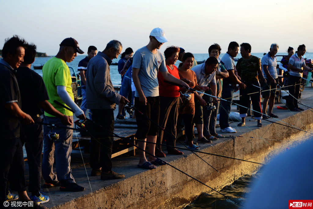 据现场垂钓者介绍，天文大潮时，美国红鱼随潮水觅食来到渔港码头，潮水被码头截住后，鱼群也停留在码头附近聚集觅食。