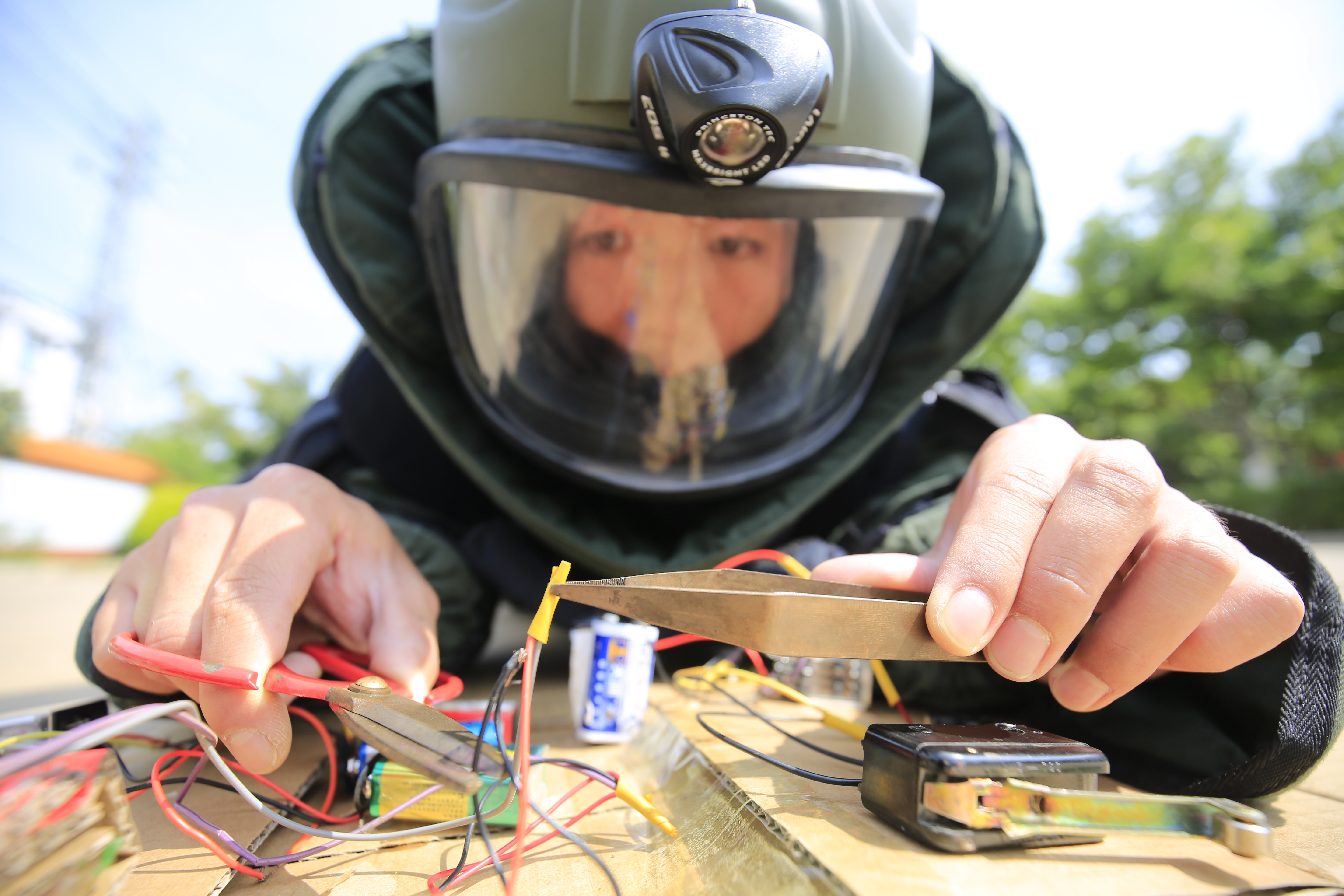 2017年4月20日,武警8750部队地雷爆破连排爆手正在进行排除爆炸装置训练。