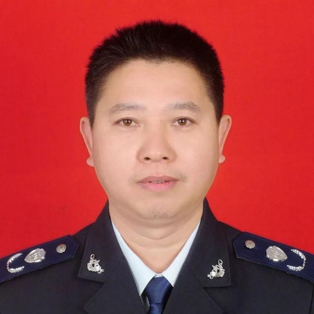 环境监察人员在接到下沉社区参与疫情防控通知后,盛立新同志主动请战