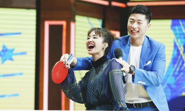 图为马龙与偶像蔡依林