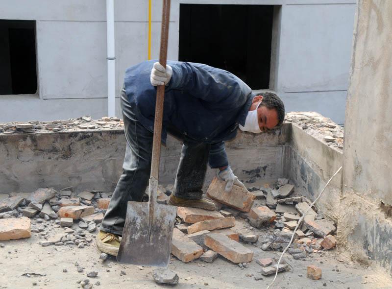 47岁单身师傅干苦活脏活 老板拖欠工资两万