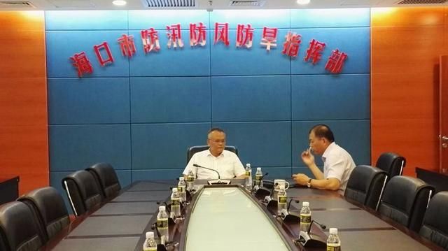 海口市文斌副市长在市三防指挥部部署防御雷雨