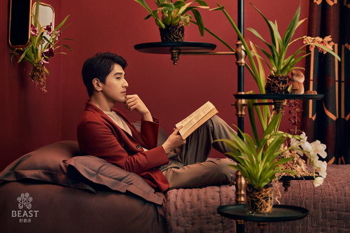 近日,赵又廷七夕大片曝光。在为艺术品牌野兽派拍摄的大片中,姑父穿越三个不同维度空间,扮演一位等待爱人的植物学家,更遇到特殊的旅伴。