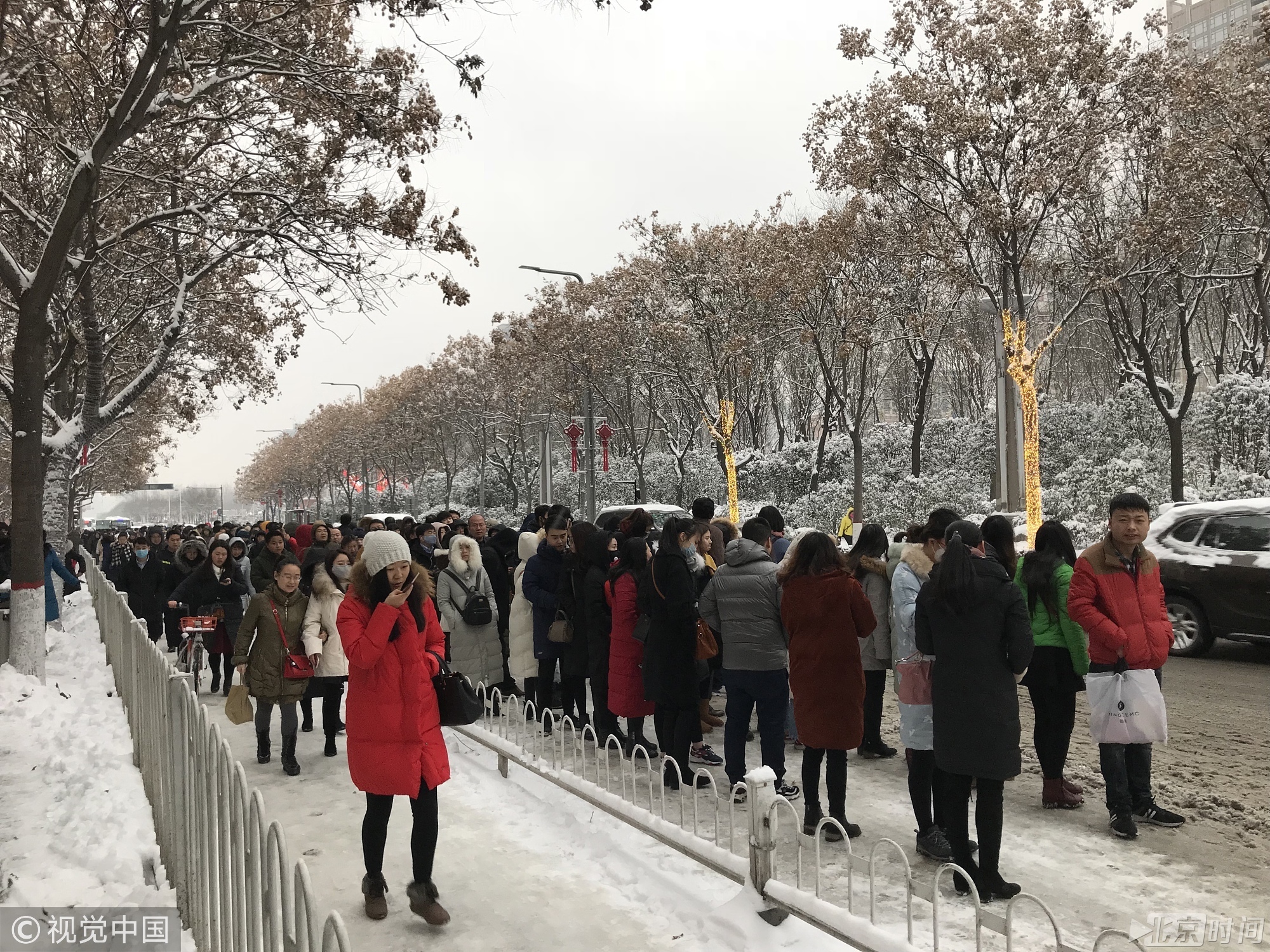2018年1月4日，西安突降大雪，更多的市民选择公共交通出行，虽然人流量激增，延平门等公交车的人排成了数百米的长队。图/视觉中国