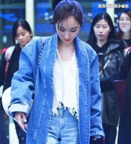 杨幂穿着抹胸裙已够撩人了,看到热巴才知道杨