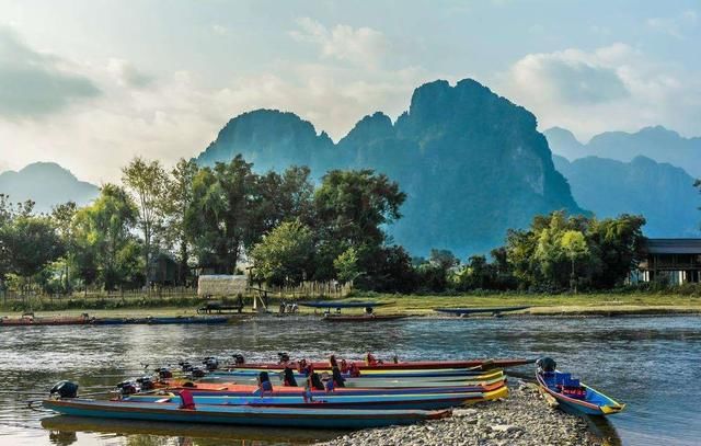 老挝,民风比泰国开放,治安比越南好,而且对中国