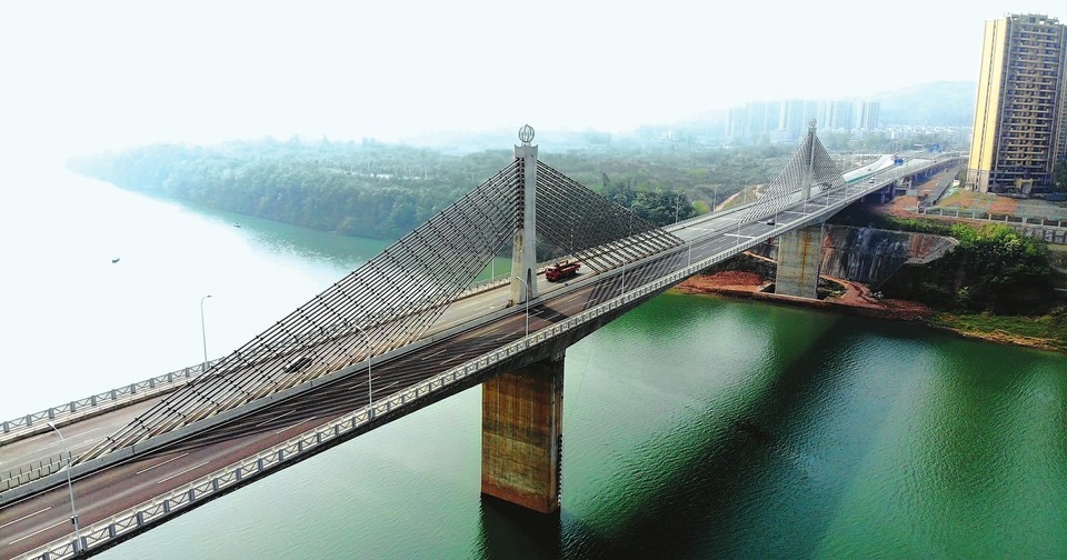 都京港嘉陵江大桥. 记者 杜杰 摄