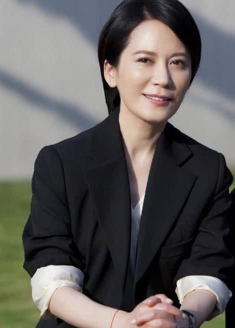 47岁颜值女神俞飞鸿近照,短发干练有气质,网友