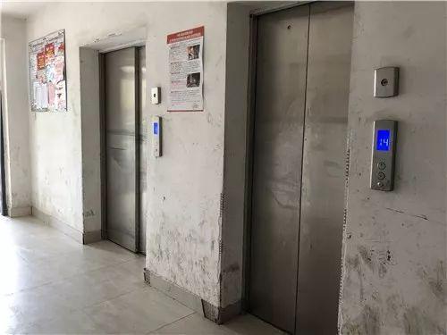 邻居贴告示:逝者禁乘电梯!家人无奈抬棺材走1