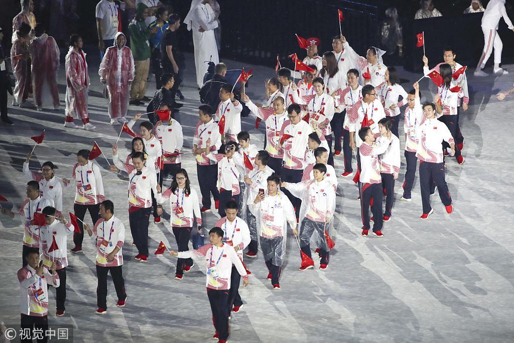 中国代表团运动员们入场。