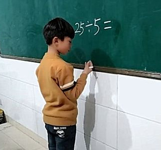 小学生上黑板答题 算不出看向同学 老师进来看完答案哭笑不得了 雪花新闻 小学生上黑板答题 算不出看向同学 老师进来看完答案哭笑不得了 雪花新闻