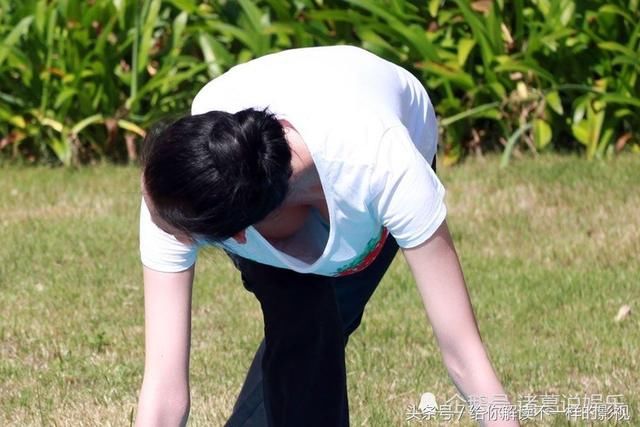 林志玲胸前两颗草莓太辣眼!她弯下腰的那一刻