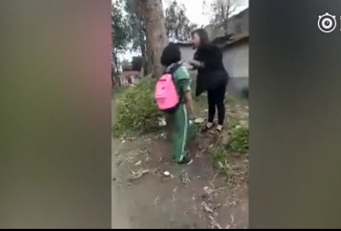 女生几十秒内被掌掴十多次 彭州警方:涉案4人已被挡获 女生几十秒内被掌掴十多次 彭州警方:涉案4人已被挡获