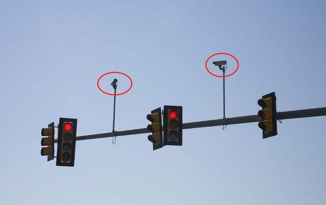 开车经过红绿灯的时候,摄像头闪了一下,这是被