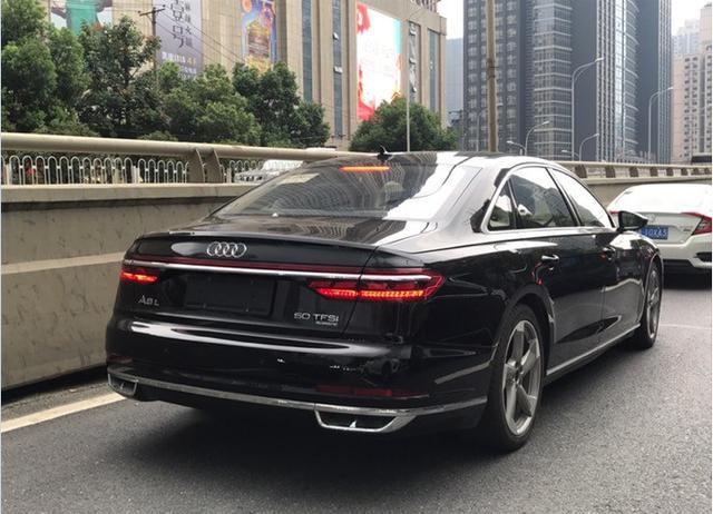国内首台新款奥迪a8现身街头,科技感逆天,碾压奔驰宝马