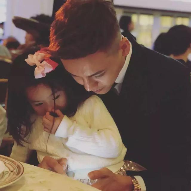 陈伟霆参加婚礼没做新郎做了孩子王,娜扎姐姐