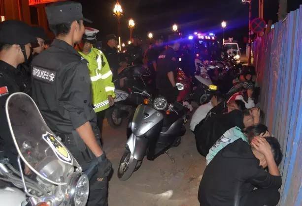 两女孩因前男友约架 警方带回20人 两女孩因前男友约架 警方带回20人