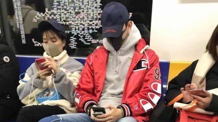 贾宝玉和惢心在一起了？于小彤陈小纭同乘地铁 动作亲密引猜想