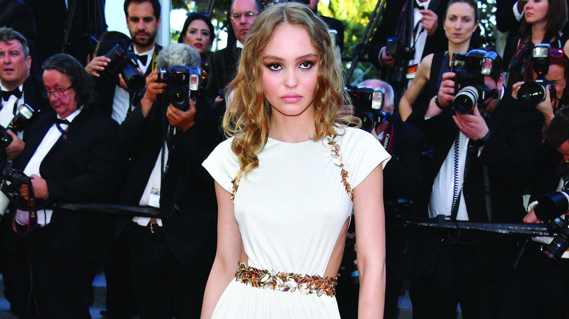 莉莉·罗丝·德普金：属亮片装饰露腰长裙，清纯少女范儿十足