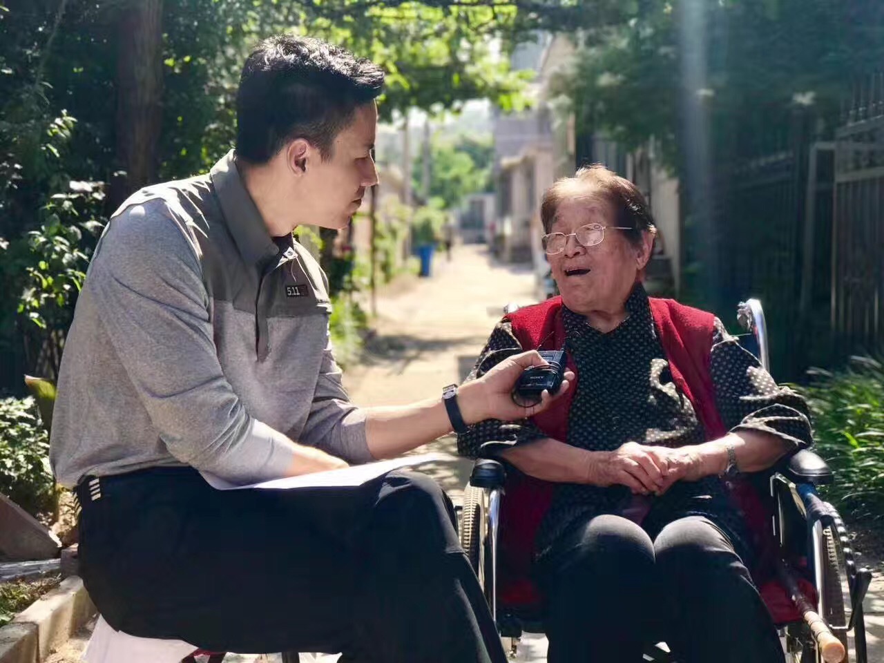 《寻踪英雄路》新闻主播关文平 《寻踪英雄路》新闻主播关文平