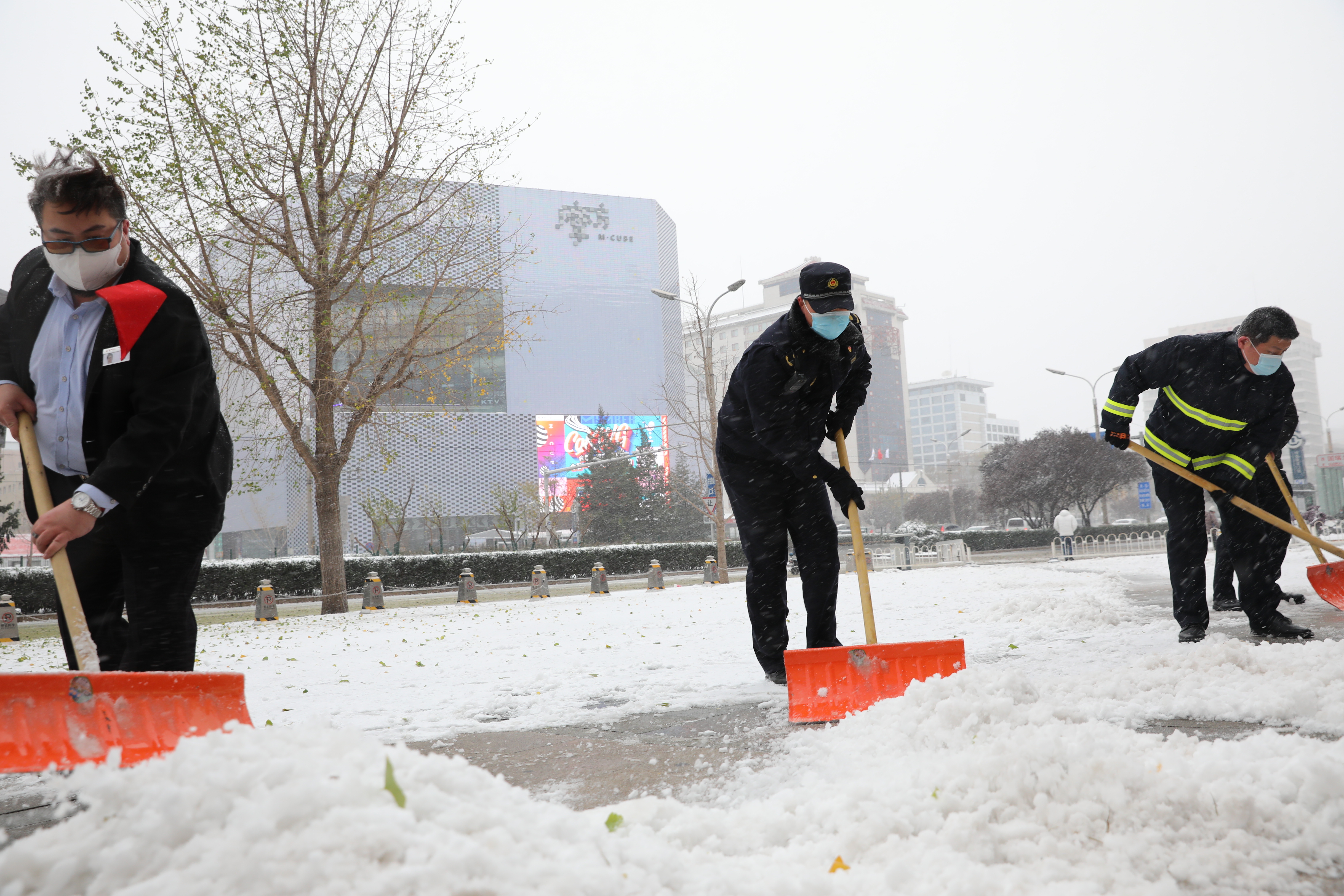 应对今冬首场降雪 城管执法部门积极开展扫雪铲冰执法检查