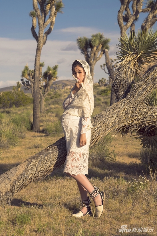 陈龙爱妻章龄之沙漠风情写真 二胎巨肚抢眼