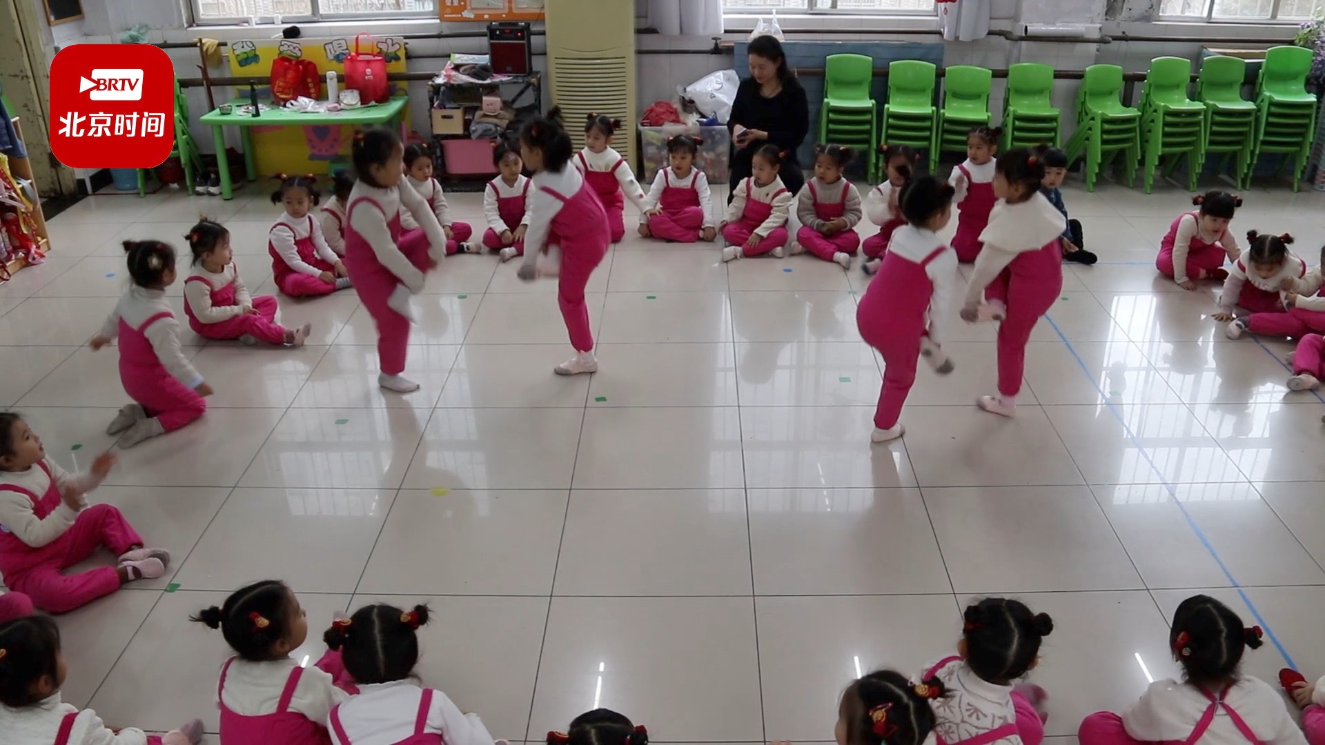 幼儿园小朋友迎新年玩斗鸡摔面包 80后妈妈:仿佛回到小时候 幼儿园小朋友迎新年玩斗鸡摔面包 80后妈妈:仿佛回到小时候