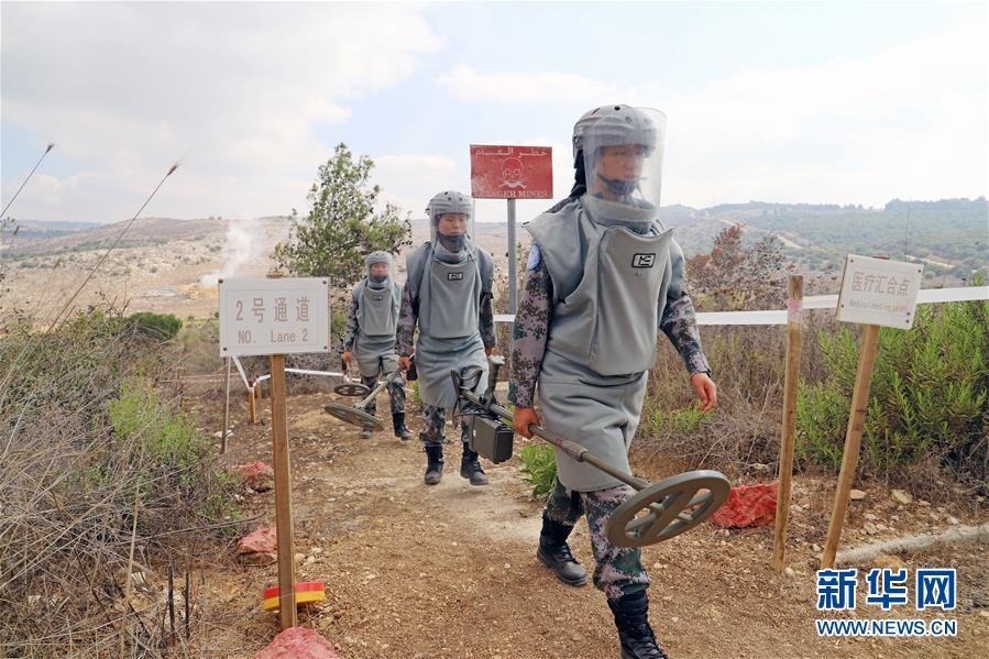 10月2日，在黎巴嫩南部与以色列临时边界“蓝线”附近一处雷场，3名中国维和女扫雷手进行作业轮换。