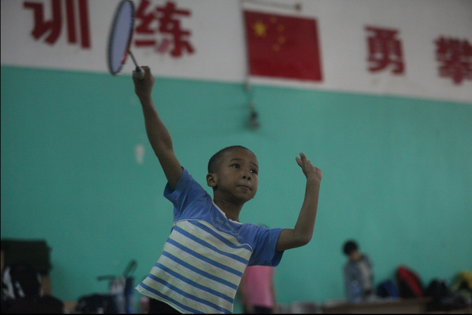 羽毛球队里的中非混血儿 1岁时非洲父亲“失踪”