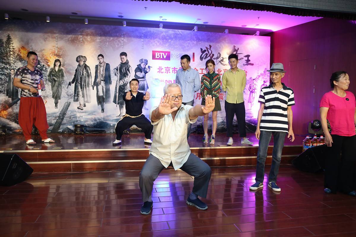 曹瑞模仿观众动作