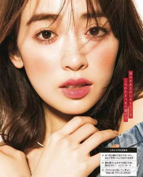 郑爽贴痘痘贴出席活动,烟熏妆+晒伤腮红,这妆