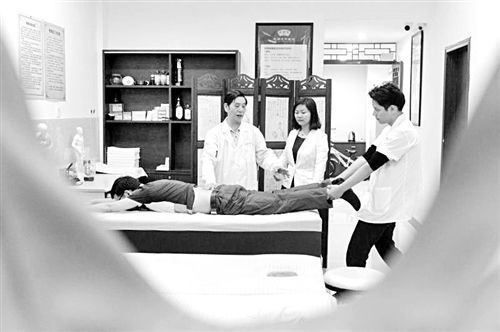 坐着通宵打游戏小伙腰椎突出5节似瘫痪