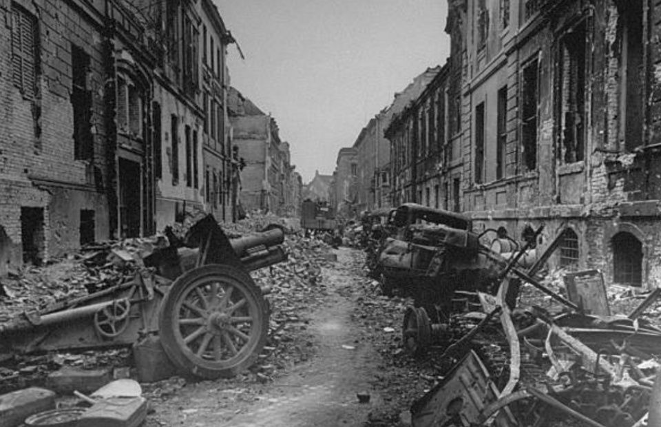 二战末德国柏林惨烈照,盟军士兵排队观看希特