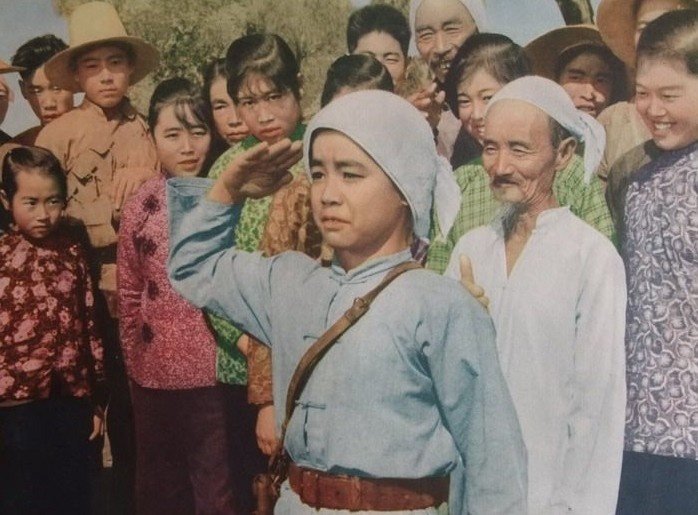 张嘎可没将笑话当笑话看,想不通的他约上胖墩又来到县城,要自个替奶奶报仇。在县城,张嘎遇到鬼子龟田(葛存壮)和胖翻译(王澍),一番斗智斗勇,两人没从张嘎身上捞得什么好处。一些列事情经历后,张嘎由鲁莽捣蛋的少年成长为真正的八路军小侦察员。