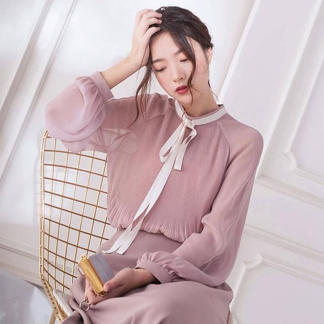 来一件系带小衫,像海草一样随波飘摇