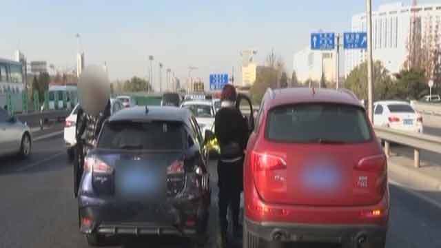 《红绿灯》20191202驾车途中低头酿事故