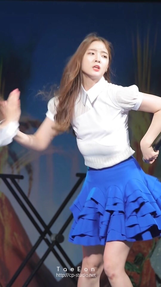 近日,韩国女团dia亮相某活动献唱并跳舞,成员安恩真被拍下胸垫滑落的