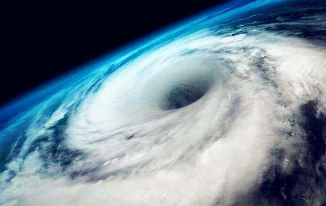 航母遇到台风怎么办? 美掉头加速奔, 辽宁舰的