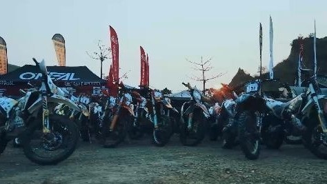 云南元谋越野摩托车耐力赛开赛:穿越土林 体验“速度与激情”! 云南元谋越野摩托车耐力赛开赛:穿越土林 体验“速度与激情”!