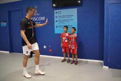 录完PP体育《世界杯相声汇》,董路脱下节目中