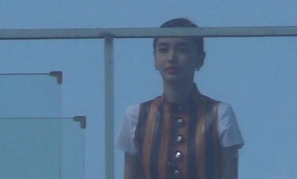 baby拍剧途中身体不适按住腹部,杨洋还曾中毒