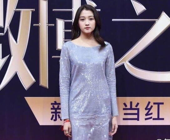 同台比美:angelababy性感深V关晓彤没修图像大