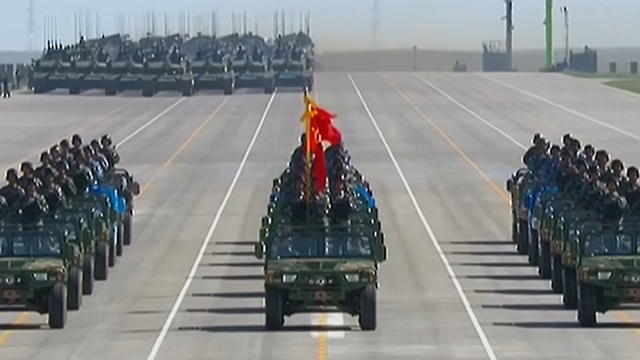 正正之旗堂堂之阵 受阅部队最前端的护旗方队 正正之旗堂堂之阵 受阅部队最前端的护旗方队