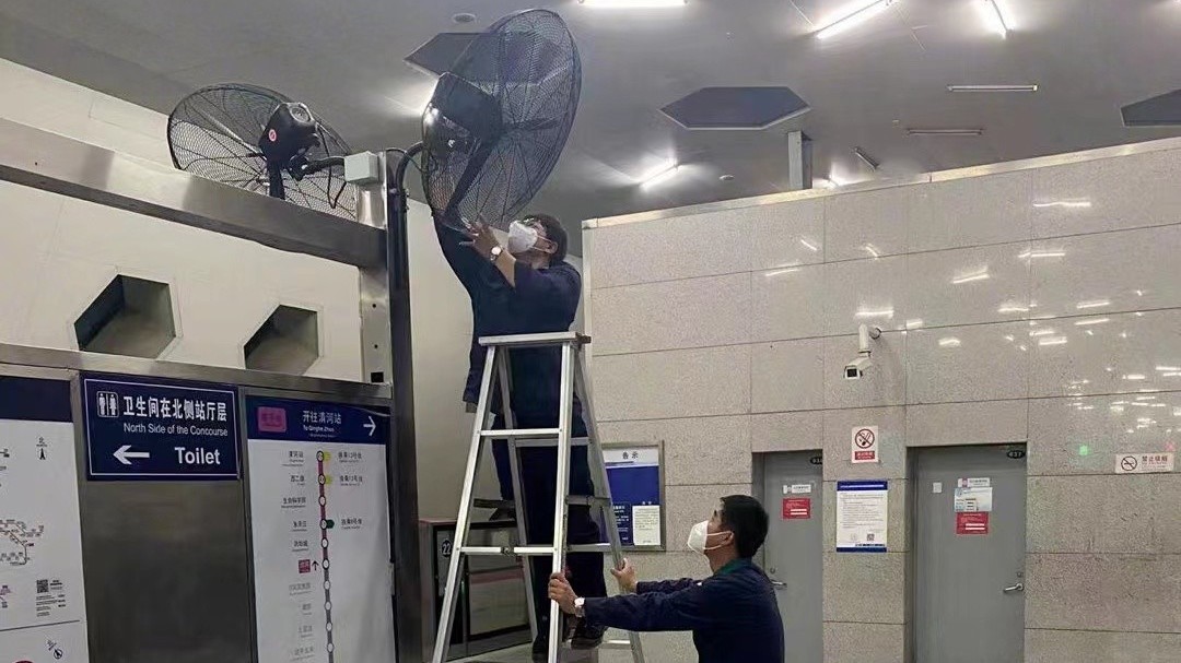 地上站台加装风扇 清凉乘客候车环境 地上站台加装风扇 清凉乘客候车环境