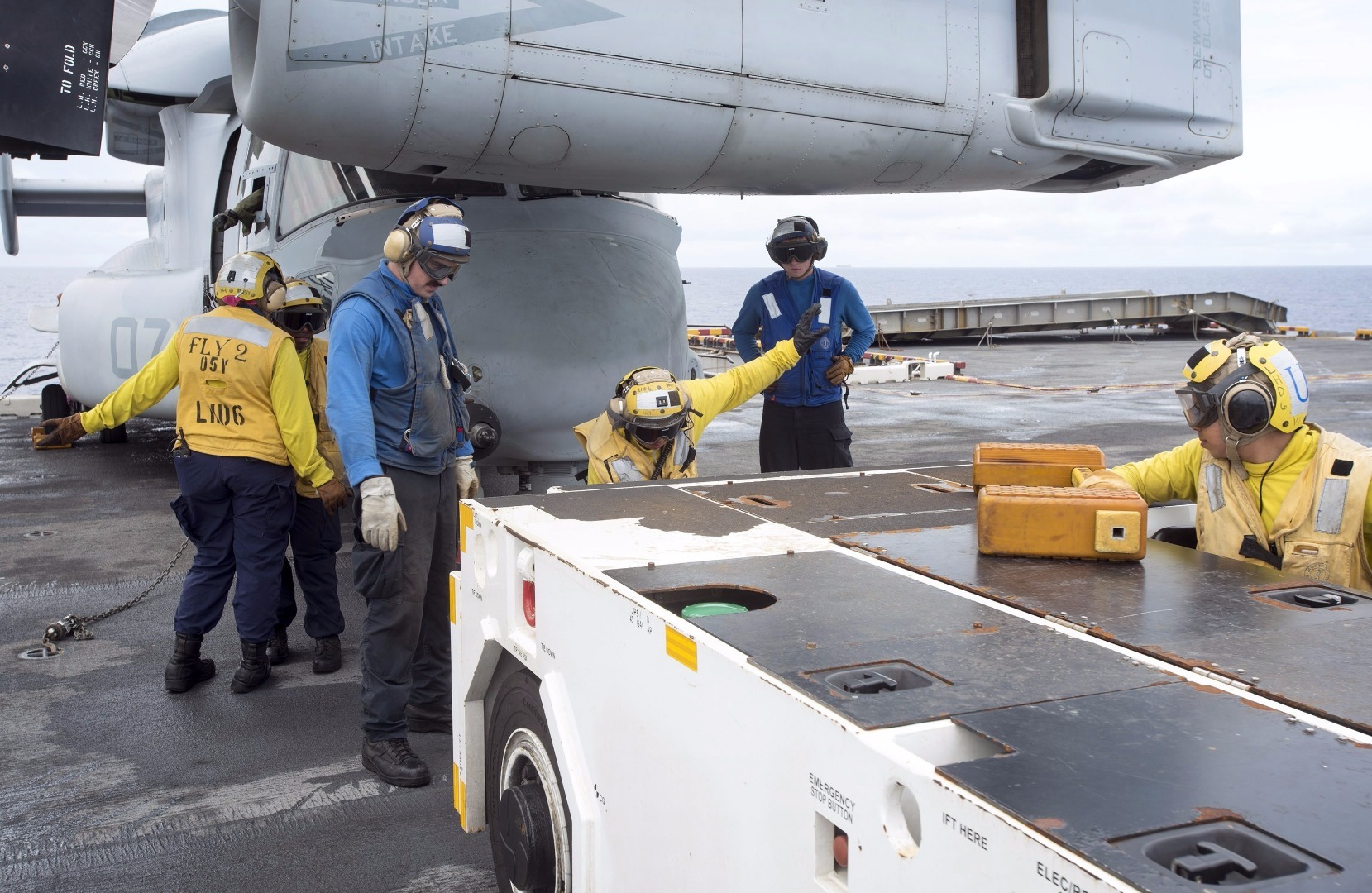 10月3日至6日，美国海军黄蜂级两栖攻击舰“好人理查德”号(LHD 6)、圣安东尼奥级两栖船坞运输舰“格林湾”号（LPD-20）多艘伯克级驱逐舰和补给舰组成的庞大战舰群进入南海展开训练。