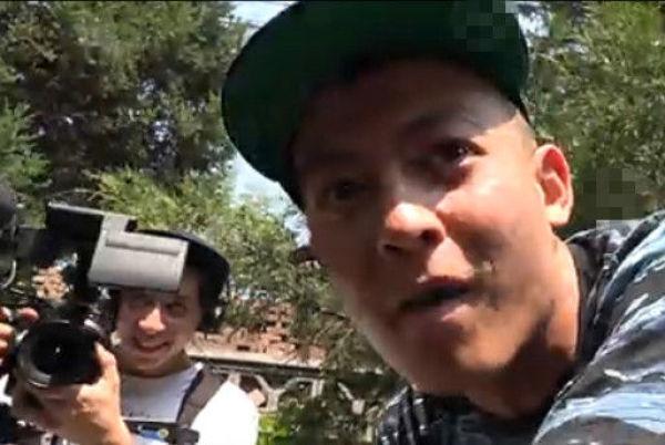 而陈老师对待狗仔的回应，基本上皆是一骂，二讽，三互拍。早前陈冠希爆粗怒呛狗仔的视频传遍网络，陈冠希反呛火药味十足,吓得狗仔不敢吭声。在狗仔不吭声之后,陈冠希还接连甩下几句“现在没话说了?没声音了?”“狗仔就是这样吗?不能说话吗?”“大家看清楚了!”表明了自己对被跟拍一事的极度不满