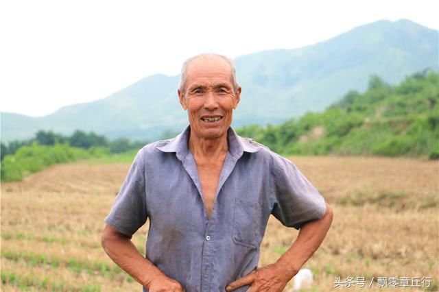 章丘75岁老人下地干活,听老人说的话,想想也有