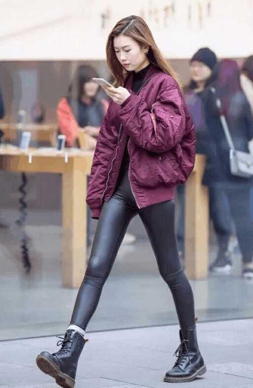 街拍:美女紧身皮裤完美修饰臀部线条,十足女人