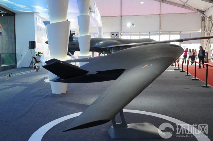 FL-2大范围多任务高速无人运载平台，最大起飞重量22吨，最大飞行速度900千米小时（0.73马赫），最大航程7000公里。