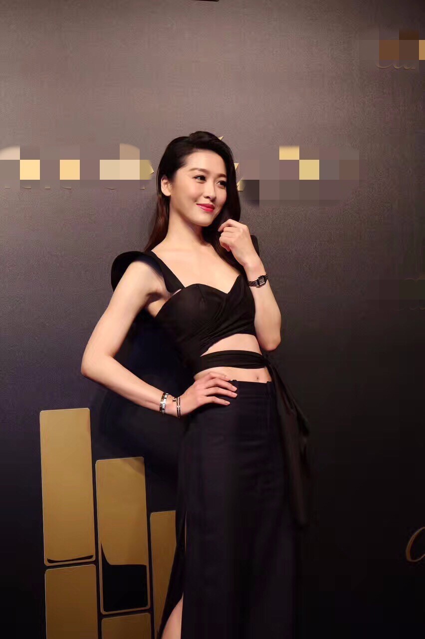 周丽淇出席品牌活动 性感造型狙击全场视线